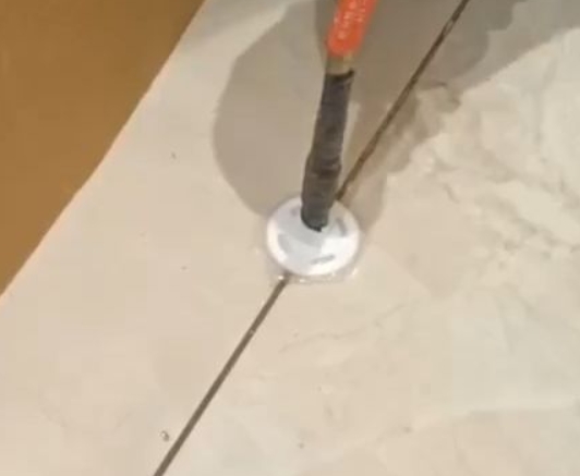 江城瓷砖空鼓维修公司专业解答瓷砖在铺贴过程中，如果没有涂抹均匀到位的粘结材料（如水泥砂浆或瓷砖胶），可能会导致以下问题